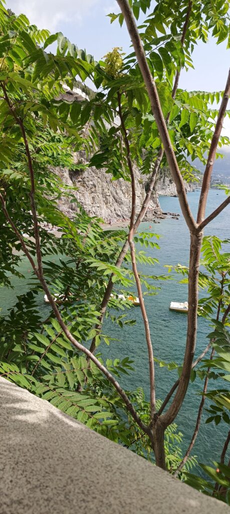Spiaggia della Torretta a Cetara con mare cristallino e scogliera