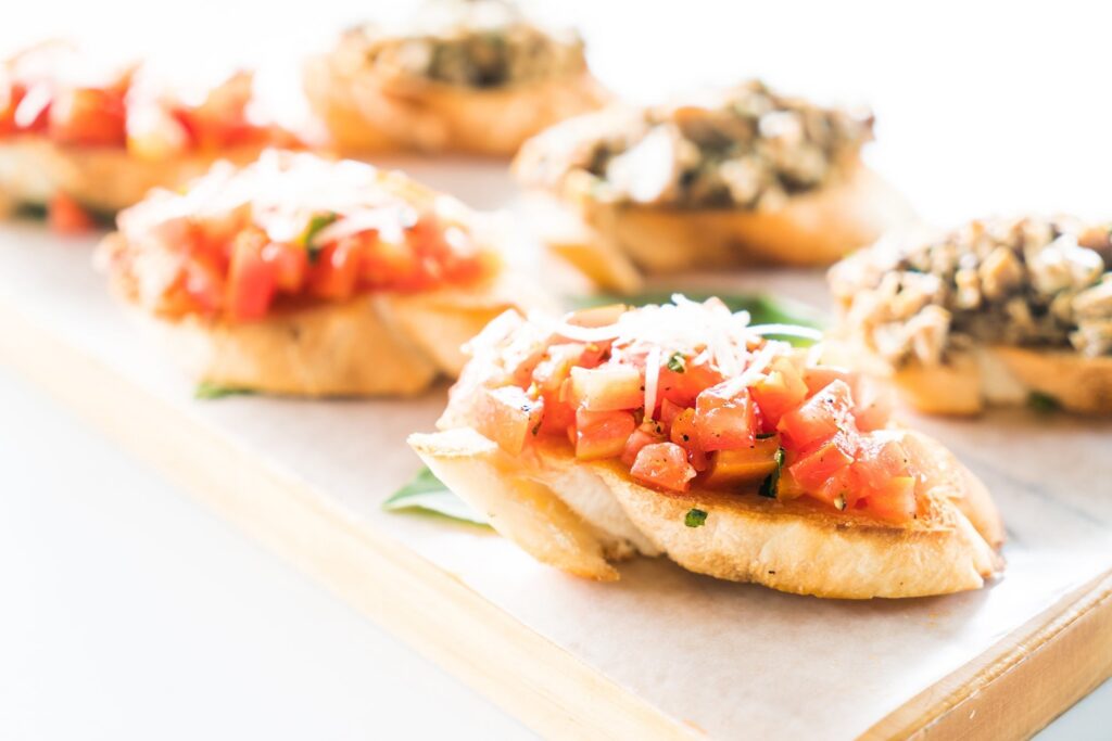 Bruschetta estiva con pomodorini e basilico