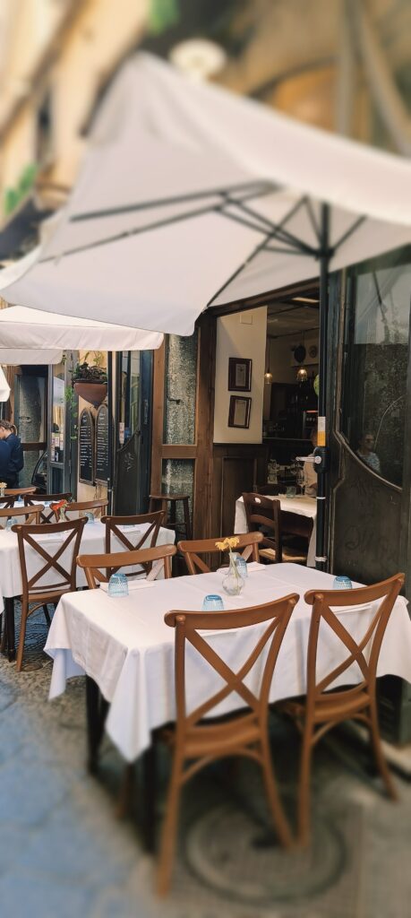 Tavolo apparecchiato in un ristorante del centro storico di Salerno